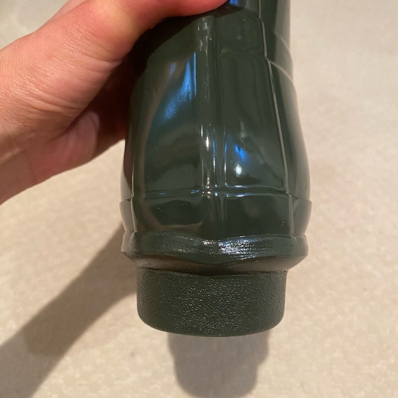Hunter women’s original short gloss rain boots in dark olive, size 7 - Picture 9 of 11